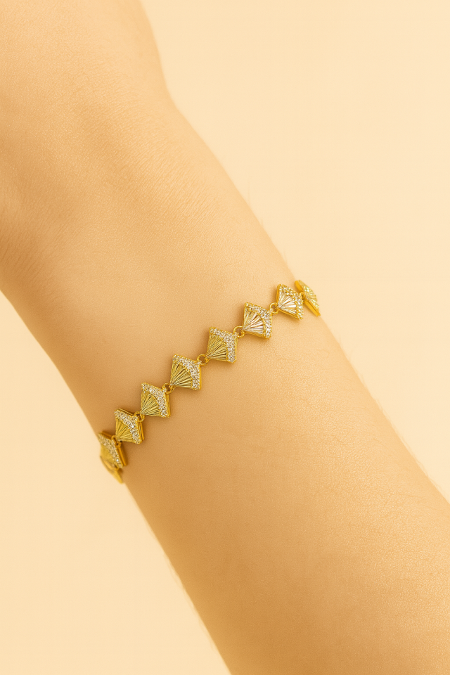 Altın Renk Özel Tasarım Taş Uç Detaylı Bileklik