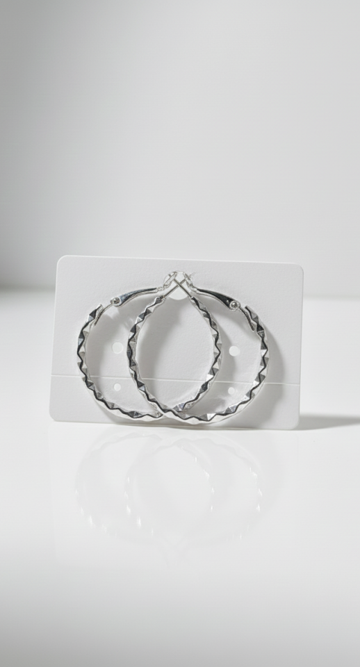 Gümüş Renk Geometrik Desenli Halka Küpe – Şık ve Modern Tasarım