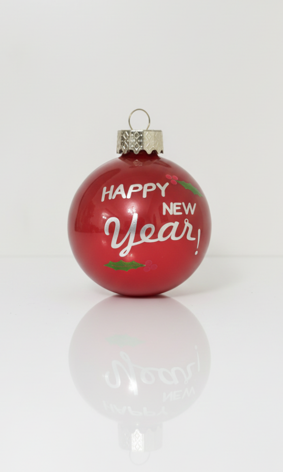 “Happy New Year” Yazılı Bardak, Kırmızı Küre Figür Yılbaşı Süsü