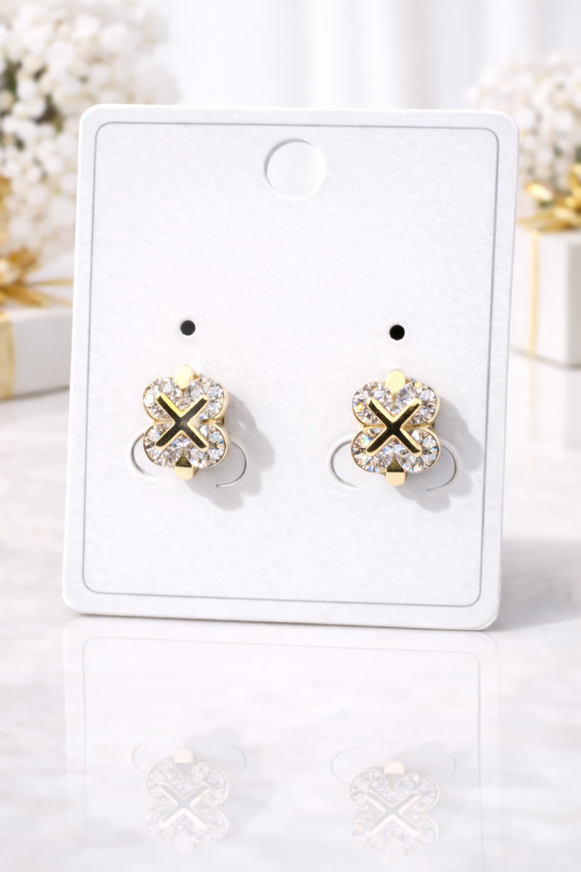 Altın Renk Dört Yaprak Motifli Taşlı Küpe