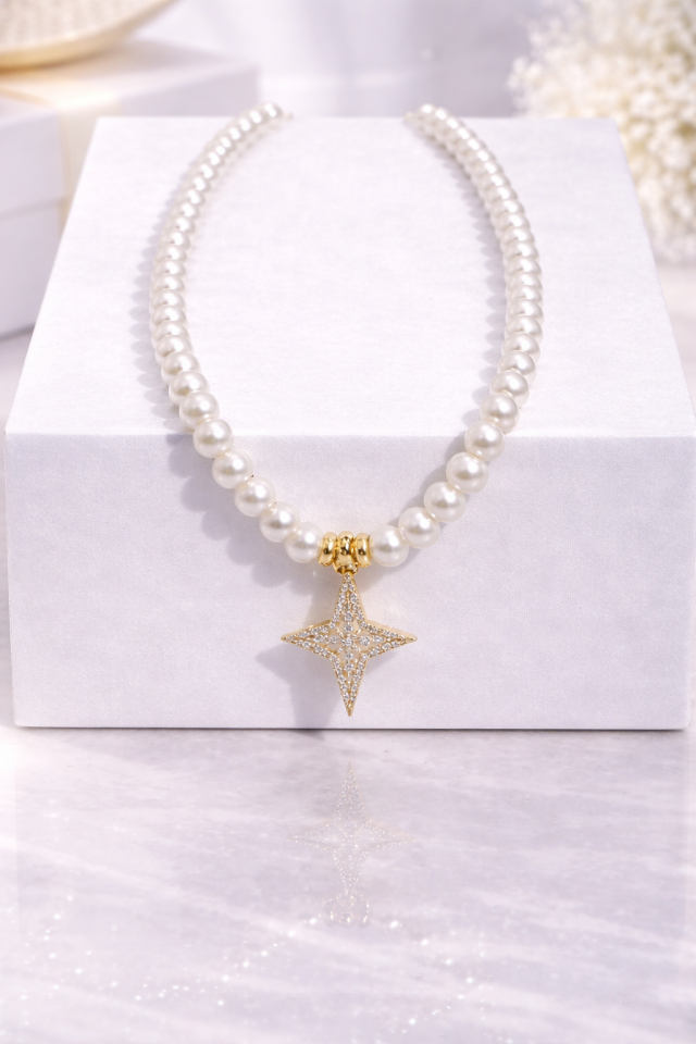 İnci Dizili Yıldız Uçlu Kolye – Zamansız & Zarif Tasarım Altın Renk