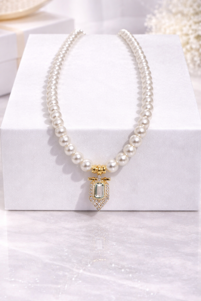 İnci Dizili Zarif Kolye – Taş Detaylı Minimal Uç Altın Renk