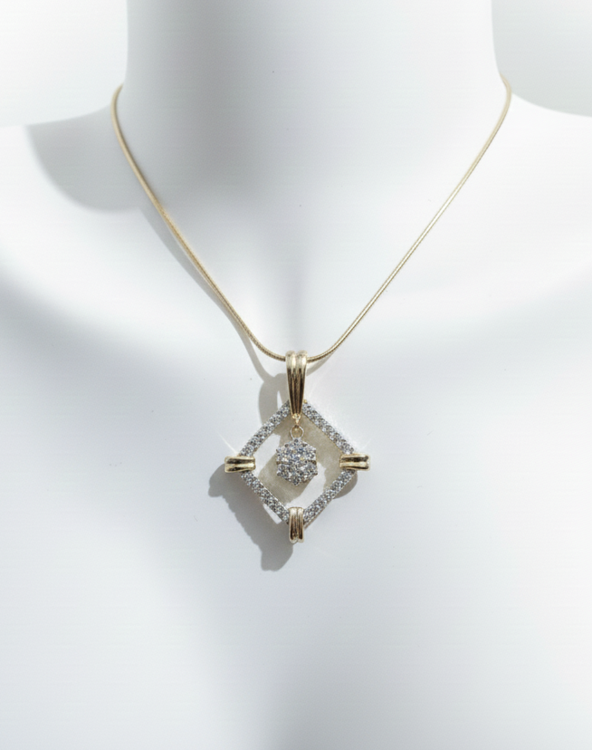 Altın Renk Kare Tasarım Taş Detaylı Kolye