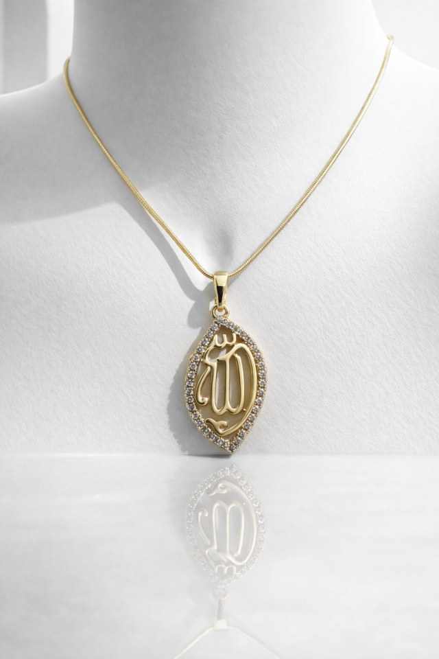 Altın Renk Taş Çerçeveli “Allah” Yazılı Kolye