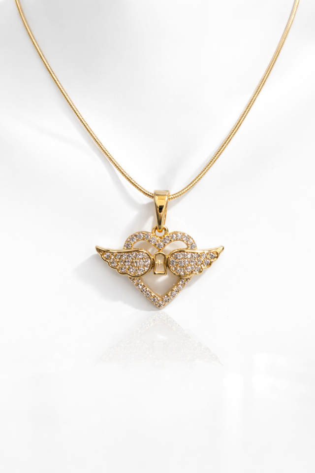 Kanatlı Kalp Figürlü Taşlı Altın Renk Kolye