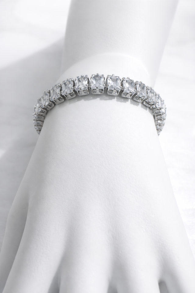 Tam Taşlı Gümüş Renk Klasik Kare Kesim Ayarlanabilir Bileklik