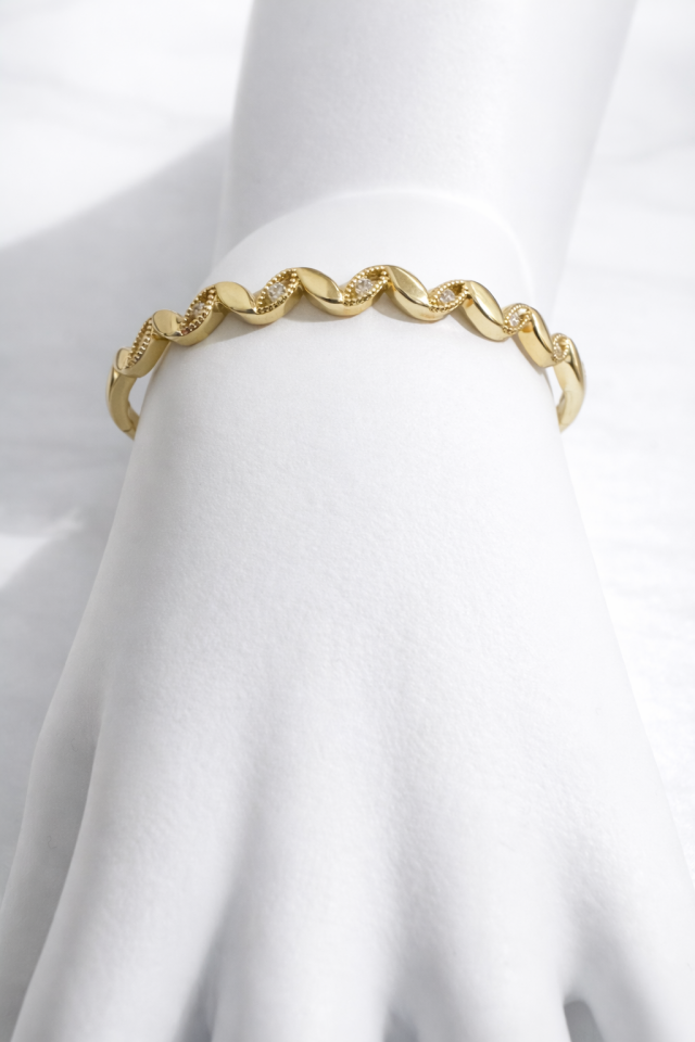 Dalga Formlu Taş Detaylı Altın Renk Kelepçe Bileklik