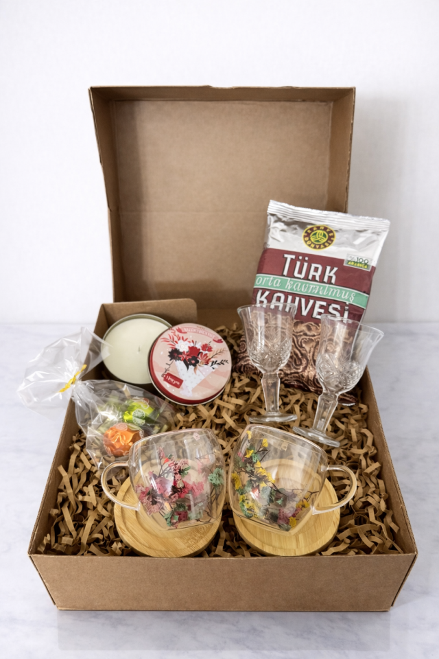 Taze Kokulu Kır Çiçeği  Sevgililer Gününe Özel Hediye Kutusu